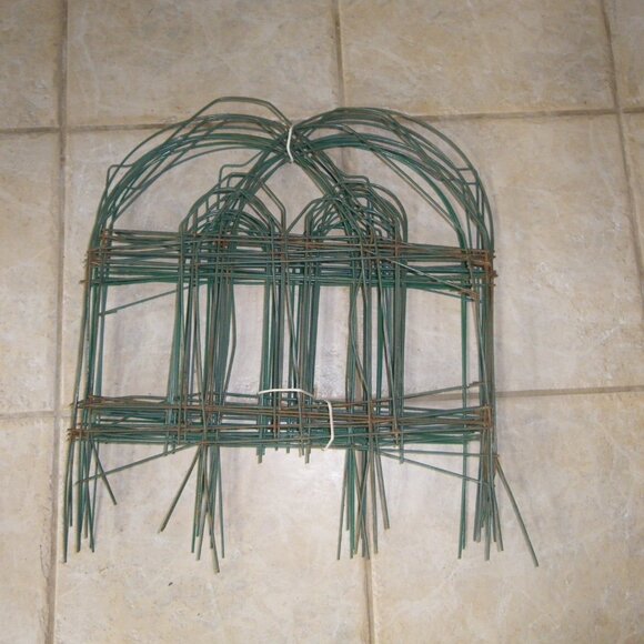 11 Pieces Cathedral Folding Green Wire Garden Fence - Picture 2 of 2